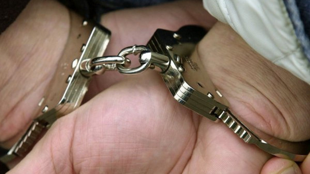 Die Polizei hat sieben Männer festgenommen, die für versuchte Geldautomatensprengungen in Offenbach, Obertshausen und Lauterbach verantwortlich sein sollen (Symbolbild Handschellen). 