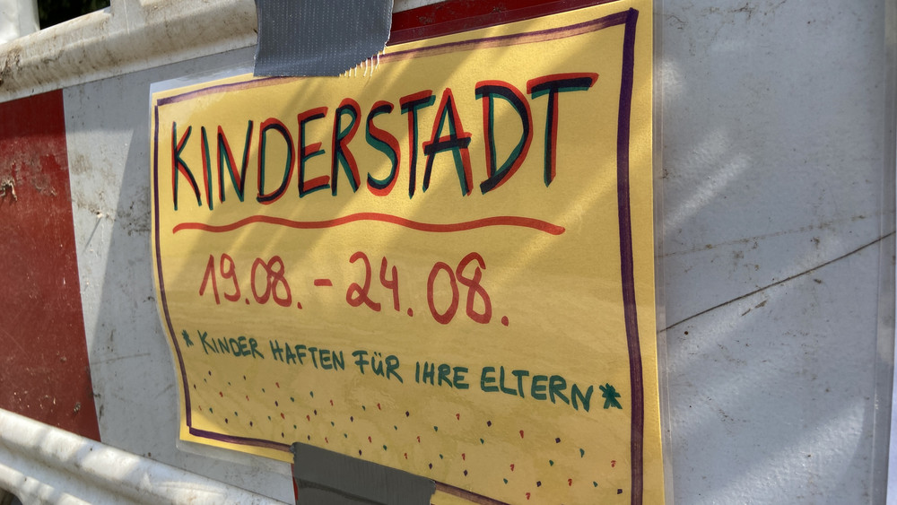 Verkehrte Welt in der Kinderstadt in Waldkappel. "Kinder haften für ihre Eltern", steht am Eingang.