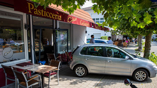 Unfall in Mörfelden-Walldorf: Oma kracht in ein Eiscafé