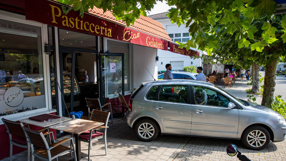 Eine Oma kracht unabsichtig in eine Eiscafé.