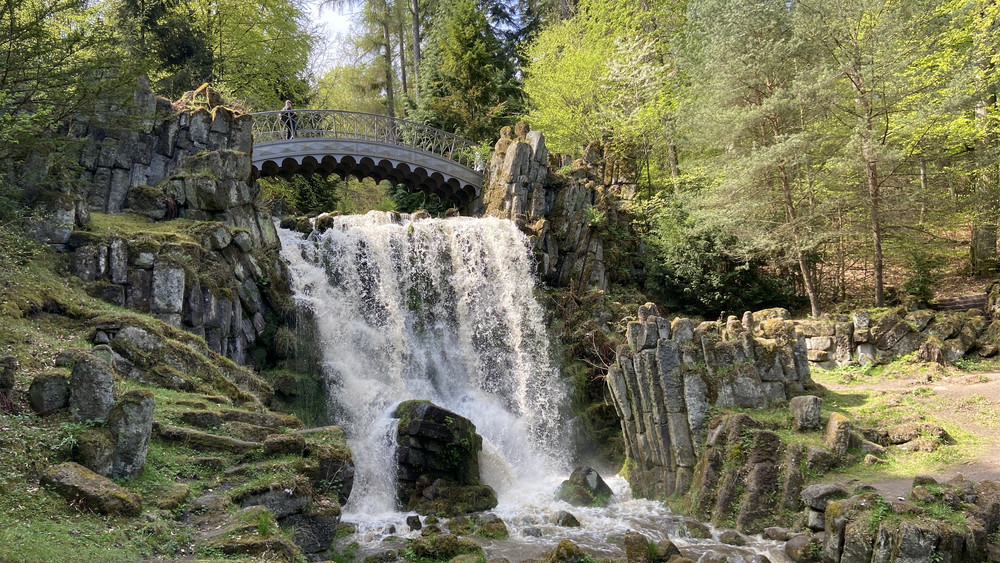 Der Wasserfall an der Teufelsbrücke ist eines der Highlights bei den Wasserspielen im Bergpark Wilhelmshöhe.