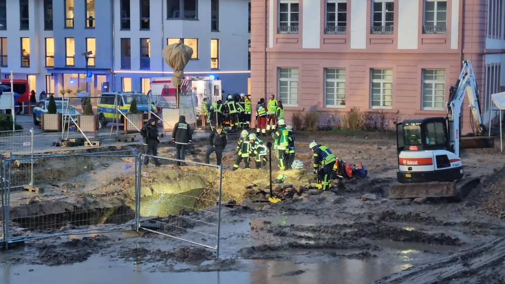Bei Ausgrabungsarbeiten in Leimen (Rhein-Neckar-Kreis) ist ein 21-jähriger Mitarbeiter verschüttet worden, der im Krankenhaus seinen Verletzungen erlag. 