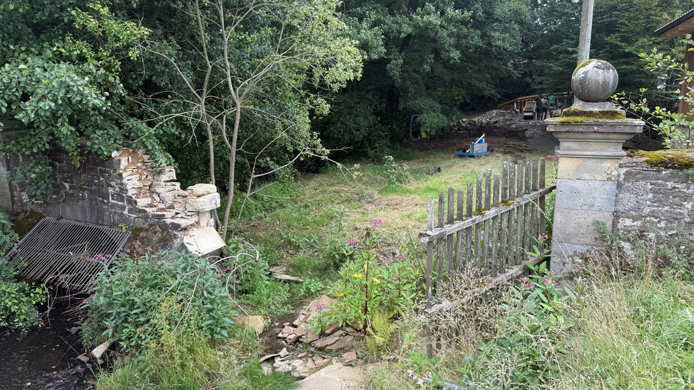 Beim Tierpark Sababurg dauern die letzten Aufbauarbeiten wohl noch bis Oktober an. Der Schaden beläuft sich hier auf insgesamt rund 2,4 Millionen Euro.