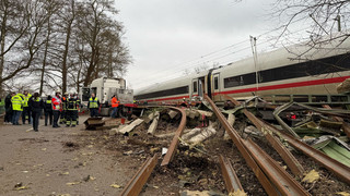 Hamburg: ICE kracht in Sattelzug - ein Toter