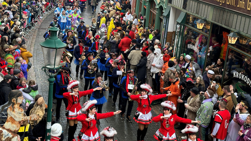 Fulda im Ausnahmezustand: Um 13.33 Uhr startet Hessens größter Rosenmontagsumzug durch die Domstadt.