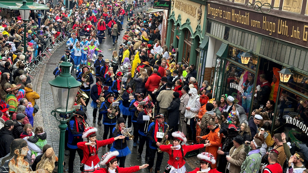 Nächste Woche Montag herrscht in Fulda wieder Ausnahmezustand: Es ist Rosenmontagsumzug in der Domstadt. (Archivbild)