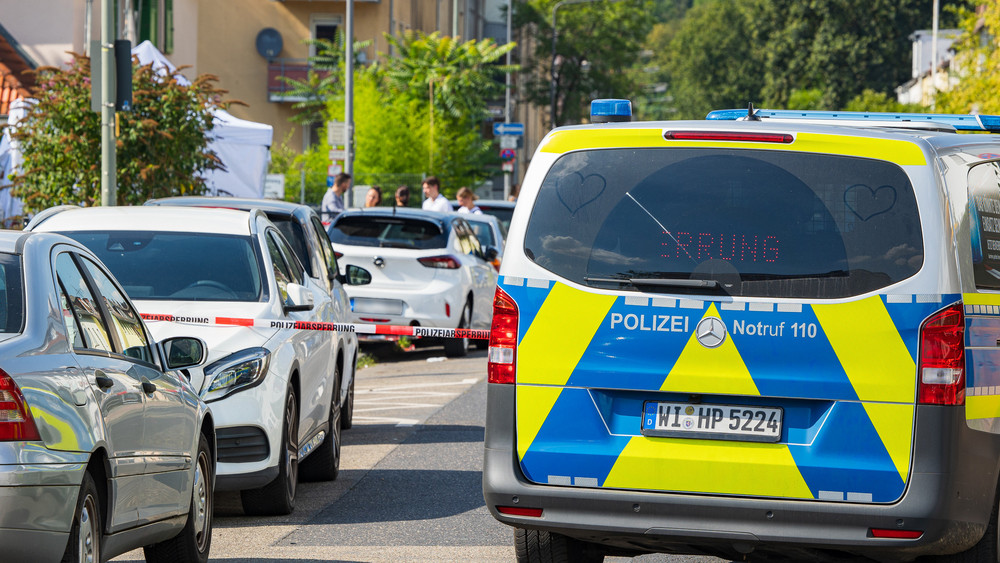 Einsatzkräfte der Polizei haben in Frankfurt-Griesheim einen Tatort abgesperrt.