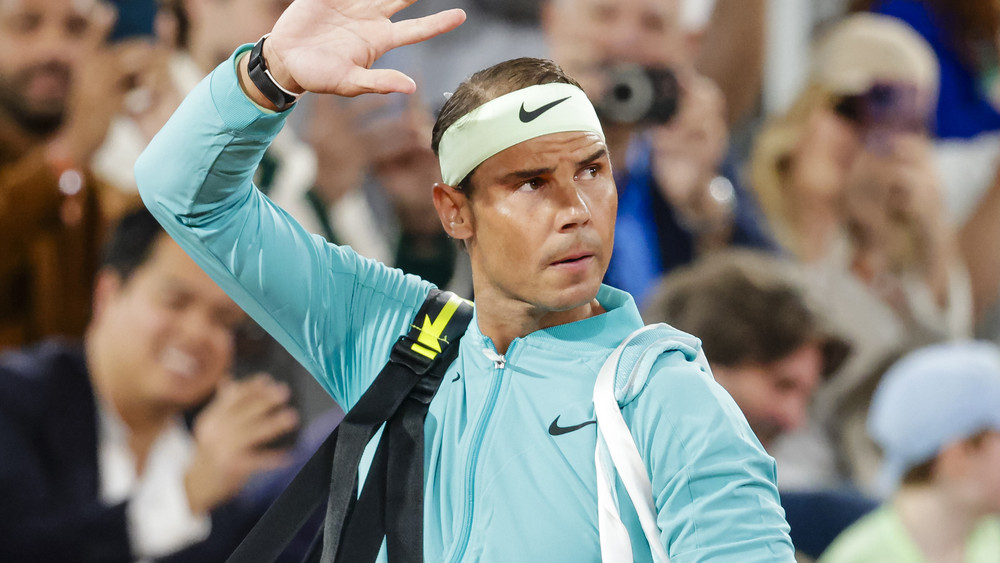 Rafael Nadal winkt bei den French Open ins Publikum (Archivbild).