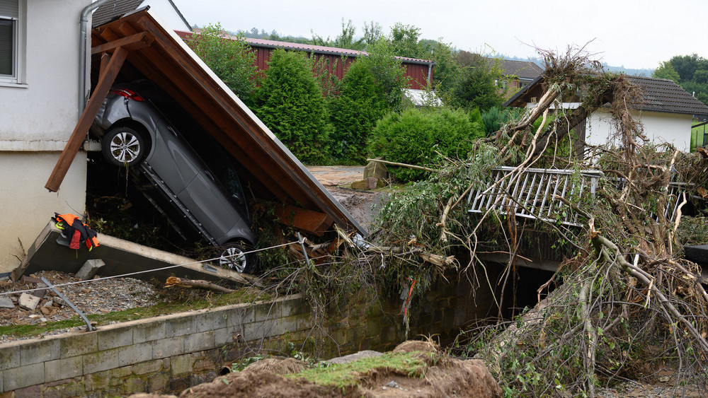 Wer soll das bezahlen? Nach dem heftigen Unwetter in Trendelburg vergangene Woche bekräftigt Hessens Innenminister Roman Poseck seine Forderung nach einer Versicherungspflicht gegen Elementarschäden.