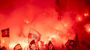 Ajax Amsterdam: Leuchtraketen für toten Fan erzwingen Spielabbruch