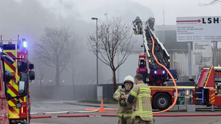 Feuer auf Lübecker Schrottplatz – starker Rauch, viel Arbeit