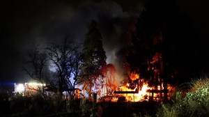 Feuer zerstört Hütte an der Bahnstrecke: Nutzten Odachlose sie zum Schutz?