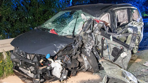 LKW kracht beim Überholen nahe Lauterbach in entgegenkommenden PKW