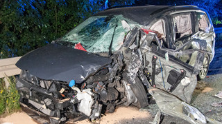 LKW kracht beim Überholen nahe Lauterbach in entgegenkommenden PKW