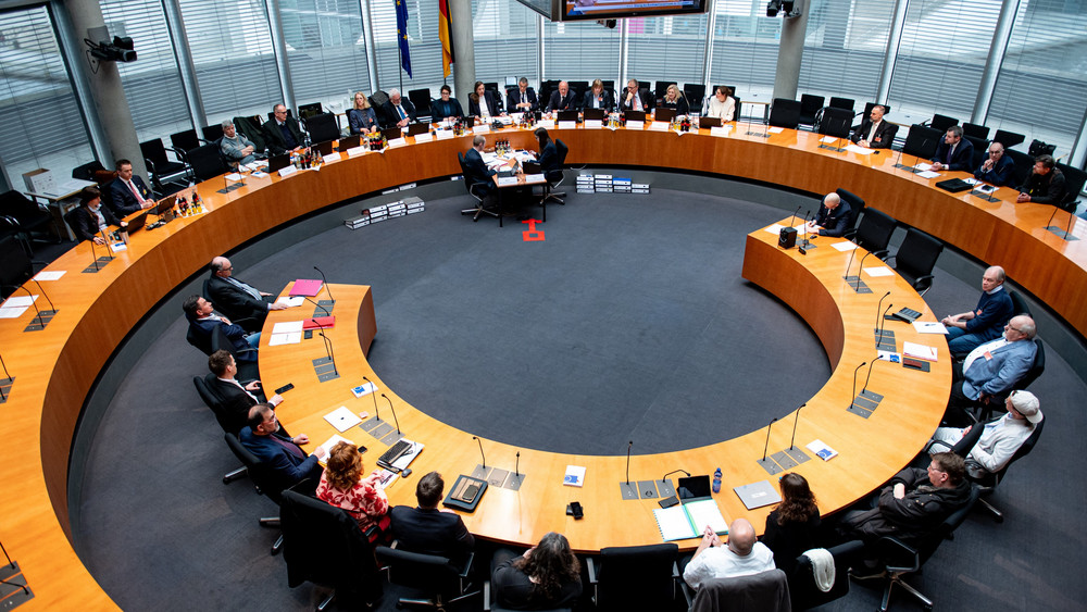 Der Bundeswahlausschuss hat über die Zulassung von Parteien und politischen Vereinigungen zur Europawahl am 9. Juni 2024 entschieden.