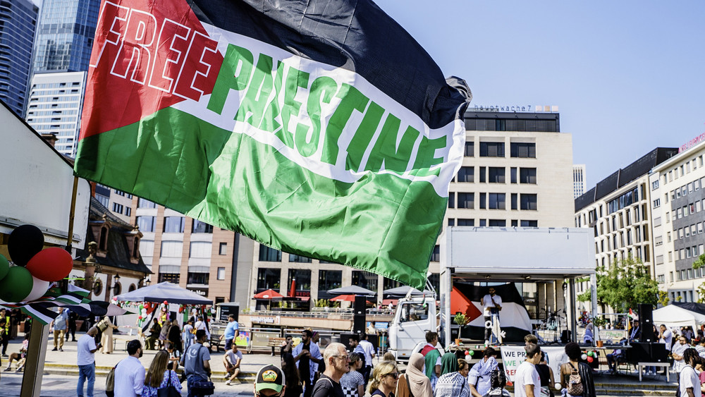 Durchsuchungen im Rahmen eines Ermittlungsverfahrens gegen den Verein "Palästina e.V." laufen.