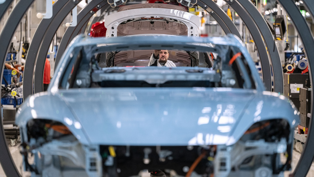 Laut dem Ifo-Institut ist die deutsche Autoindustrie wieder zuversichtlicher geworden.