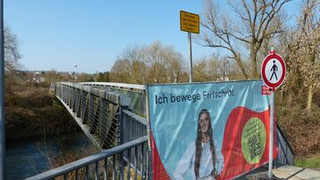 Monatelang weg: Dillbrücke wird wieder in Wetzlar eingehoben