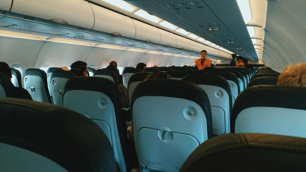 Ein Passagierflugzeug mit Stewardess