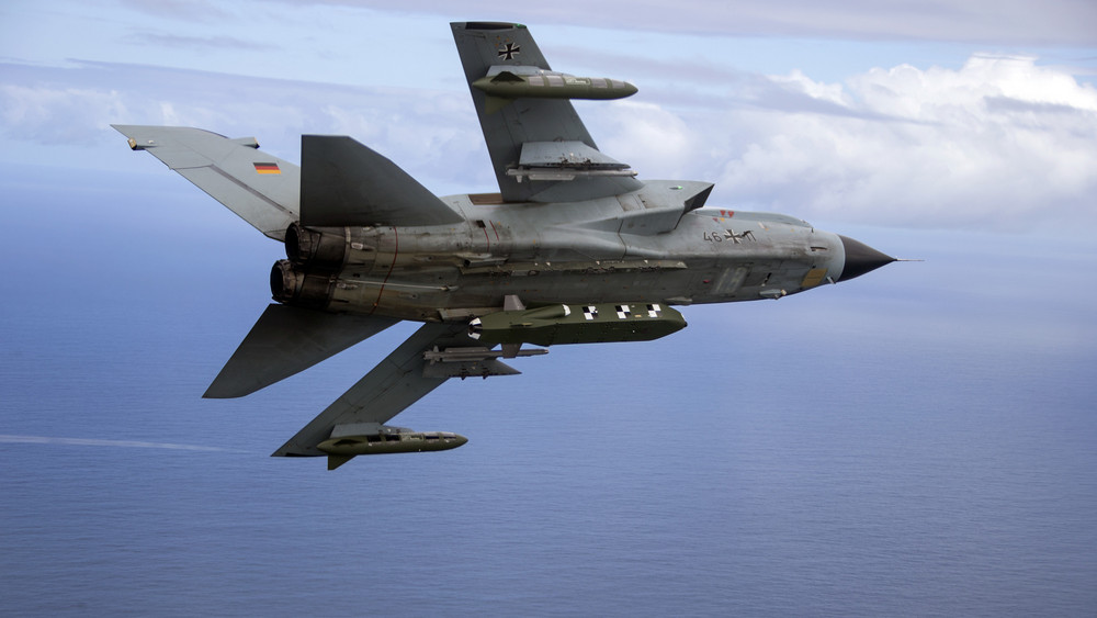 Ein Kampfjet Tornado mit dem Lenkflugkörper Taurus.