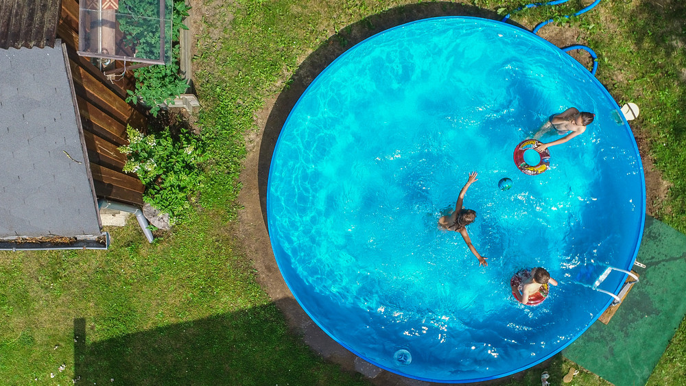 Viele Menschen haben mittlerweile für die warme Jahreszeit einen Pool im Garten (Symbolbild).