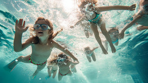 Diese Farben für Badeanzüge und Badehosen können Kinderleben retten