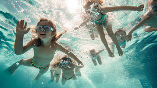 Diese Farben für Badeanzüge und Badehosen können Kinderleben retten