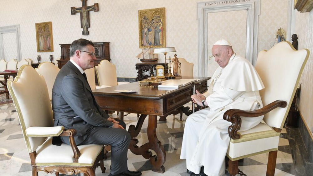 Ministerpräsident Boris Rhein und der Papst im Vatikan