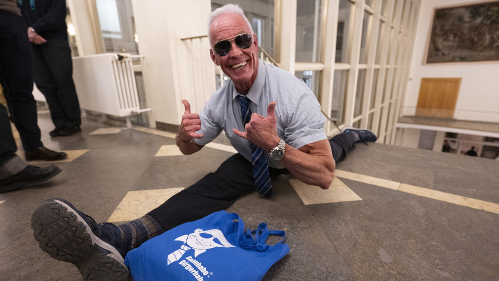 Der als «Bahnbabo» bekannte Straßenbahnfahrer und unabhängiger Einzelkandidat Peter Wirth macht nach der Oberbürgermeisterwahl im Frankfurter Rathaus Römer einen Spagat. 