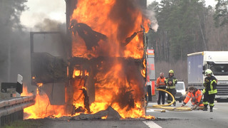 Mit Papier beladener LKW fängt auf A4 Feuer, keine Verletzten