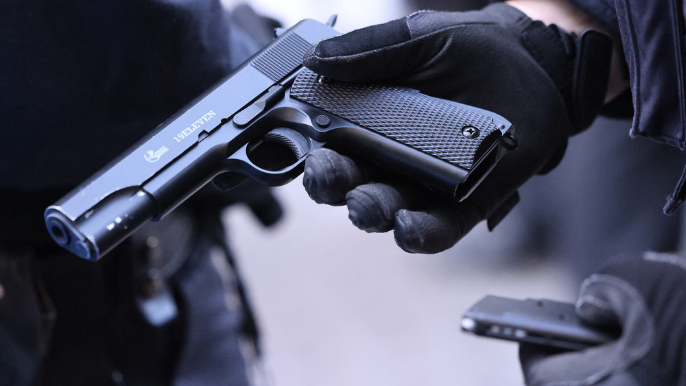 Vermummt und mit einer Waffe in der Hand: Teenerin 13-Jährige mit Waffe hat in Rüsselsheim einen Polizeieinsatz ausgelöst.