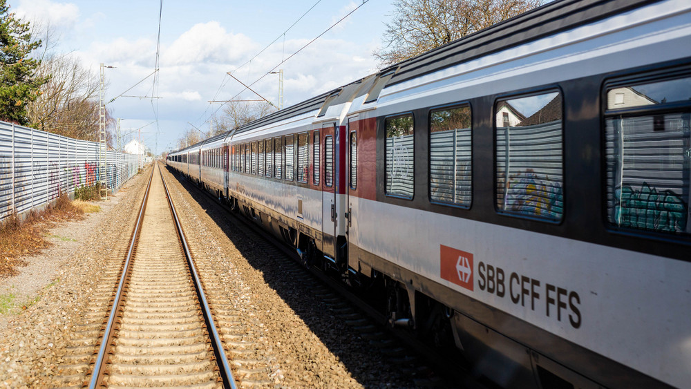 In der Schweiz sind die Züge ziemlich pünktlich. Die Bahn in Deutschland dagegen hat große Probleme. Der Bahnchef der Schweiz sieht mehrere Ursachen (Symbolbild).