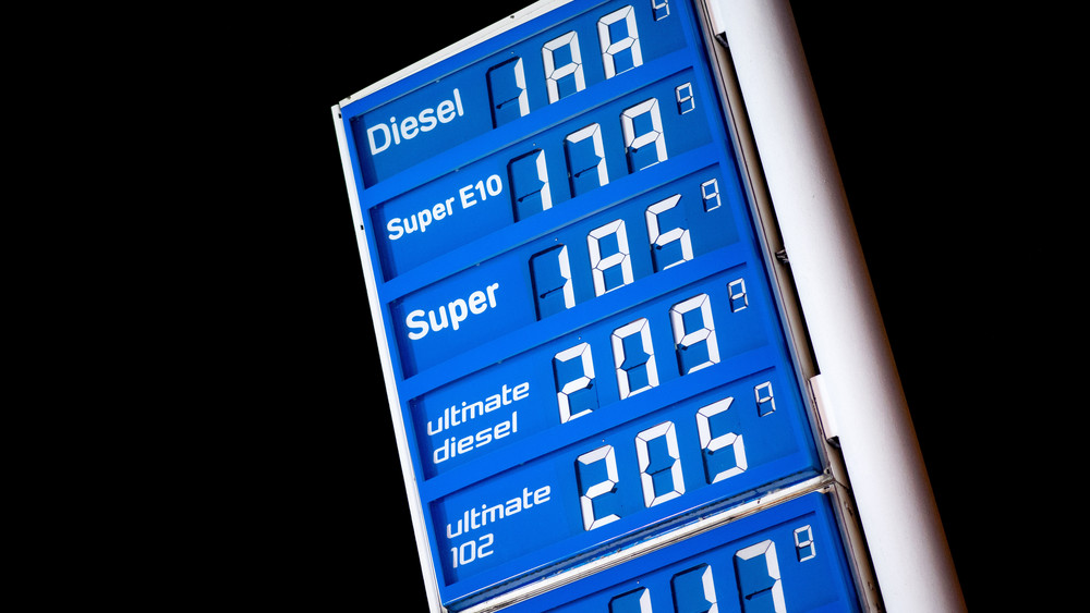 Die Spritpreise sinken langsam. Bei Diesel ist dabei noch mehr Luft als bei Benzin, sagen Experten. (Symbolbild)