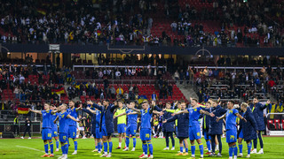 Ukrainische Mannschaft trifft ein - Flüchtlingskinder empfangen sie