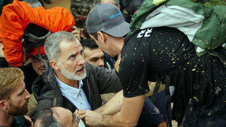 Spanien: König Felipe in Flutregion mit Schlamm beworfen