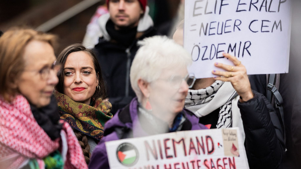Die umstrittene Linke-Abgeordnete Vanessa Emde nahm an einer Kundgebung gegen die Parteispitze teil.