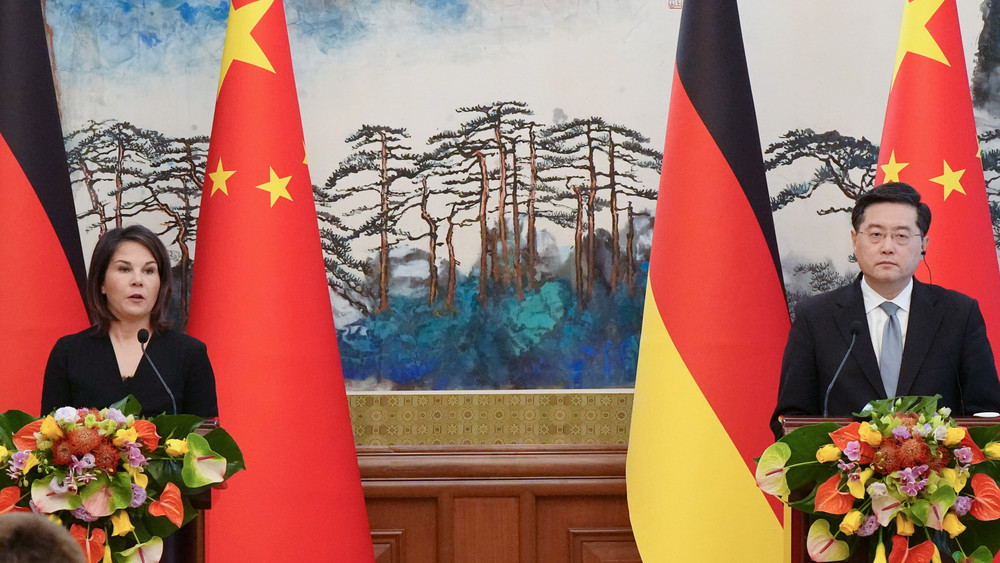 Bundesaußenministerin Baerbock (Grüne) und der chinesische Außenminister Qin Gang auf einer gemeinsamen Pressekonferenz.