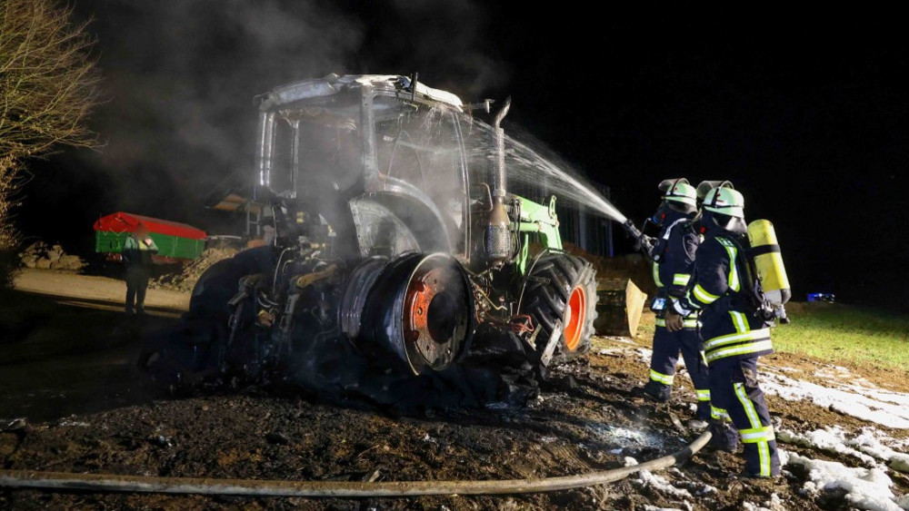 In Gemünden/Felda hat ein Traktorbrand zu einem großen Feuerwehreinsatz geführt.