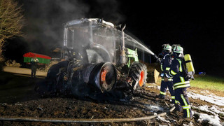 Großer Feuerwehreinsatz wegen brennendem Traktor in Gemünden