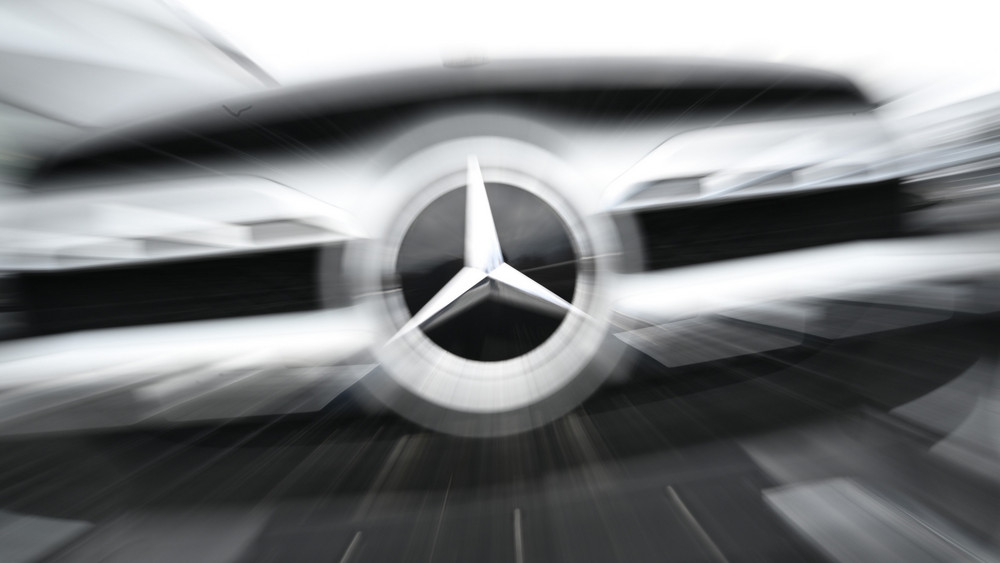 Das Logo der Automarke Mercedes-Benz ist an der Front eines Mercedes-Benz Fahrzeugs angebracht. Der Autobauer muss weltweit rund 250.000 Autos zurückrufen - rund 37.000 in Deutschland.