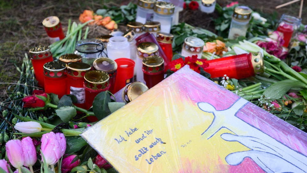 Blumen und Kerzen liegen an einer Tannenbaumschonung und einem Brachgelände in Wunstorf-Blumenau in der Region Hannover. Hier wurde die Leiche des 14-jährigen Jungen gefunden.