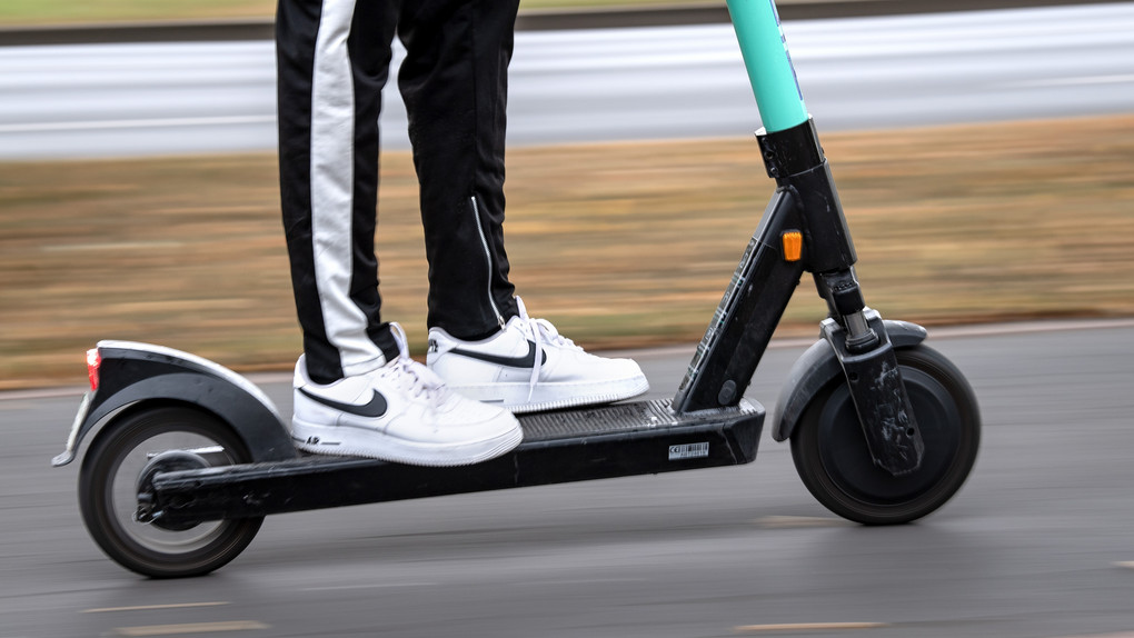 B450 bei Bad Emstal: 14-Jähriger mit E-Scooter mit 80 km/h