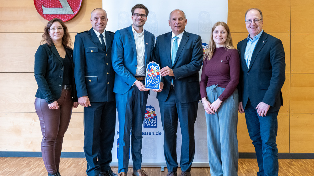 Innenminister Roman Poseck u.a. mit Polizeipräsident Björn Gutzeit, Bürgermeister Carsten Sinß und Landtagsabgeordneter Ingo Schon.
