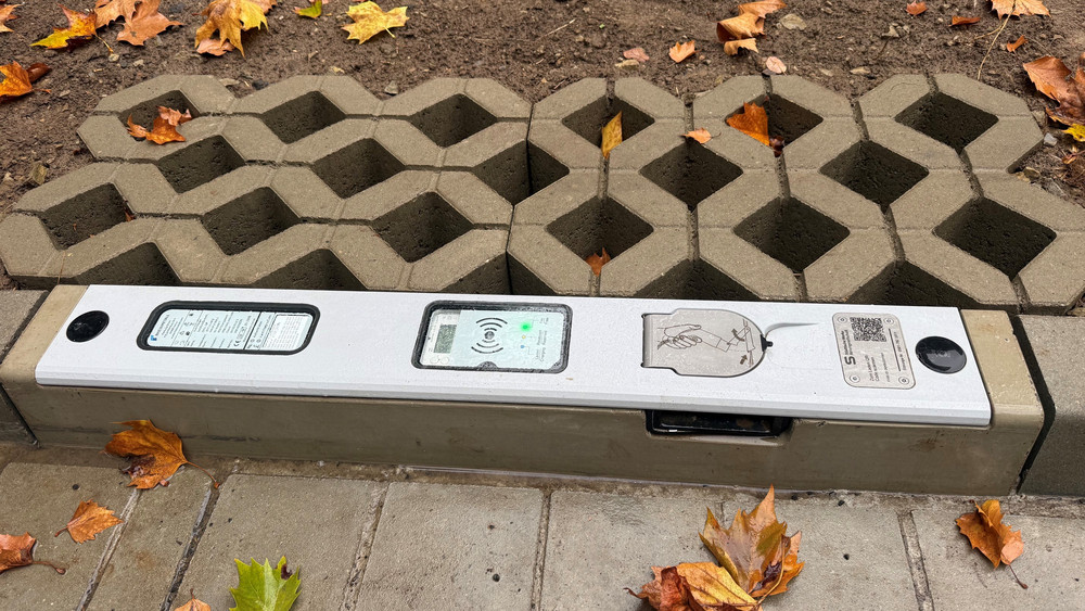 Die Ladebordsteine laden mit Wechselstrom und schaffen bis zu 22 Kilowatt pro Ladepunkt.