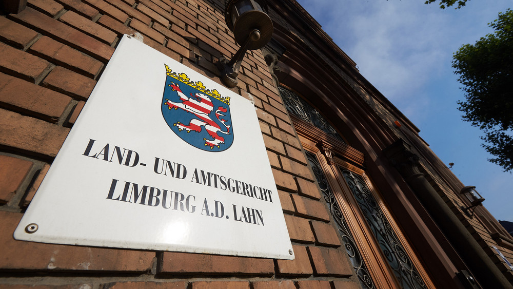 Ein Schild an der Mauer weist auf das Landgericht Limburg hin. Hier wurde der sogenannte Heckenscheren-Mord verhandelt. Das Mordurteil wurde jetzt aufgehoben. 