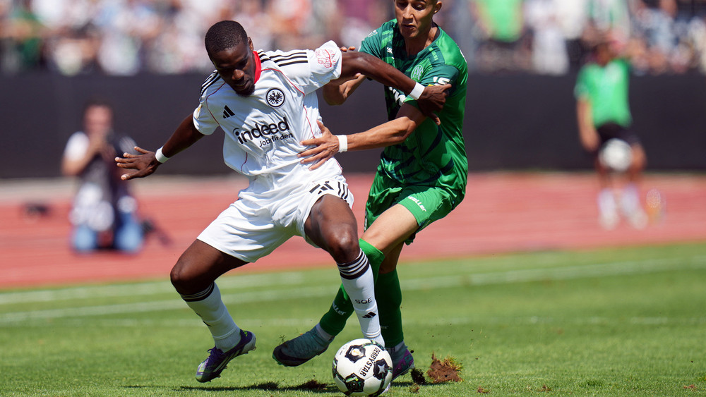 Eintracht-Verteidiger Niels Nkounkou (l.) stand beim Sieg gegen den FV Engers in der Startelf.