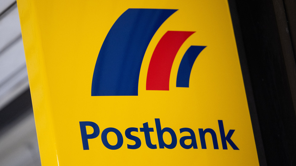 Postbank-Angestellte sind bis Ende 2027 vor Kündigungen geschützt.