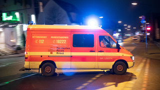 Radfahrer attackiert Sanitäter im Einsatz in Frankfurt