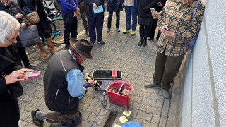 140 Nachfahren in Frankfurt wegen Stolpersteinverlegung