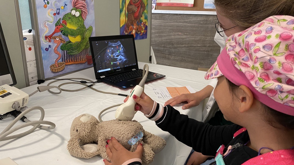 Kind macht Ultraschall bei ihrem Stofftier
